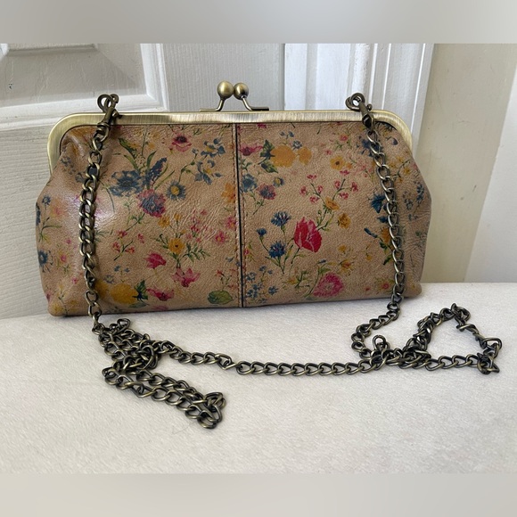 Patricia Nash Handbags - Patricia Nash Beige Floral Kiss-lock Clutch with Brass Chain NWOT